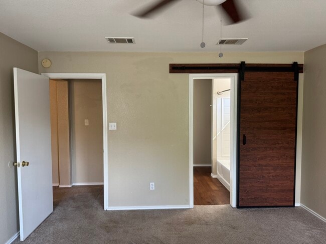 Building Photo - 450 Carriage Way