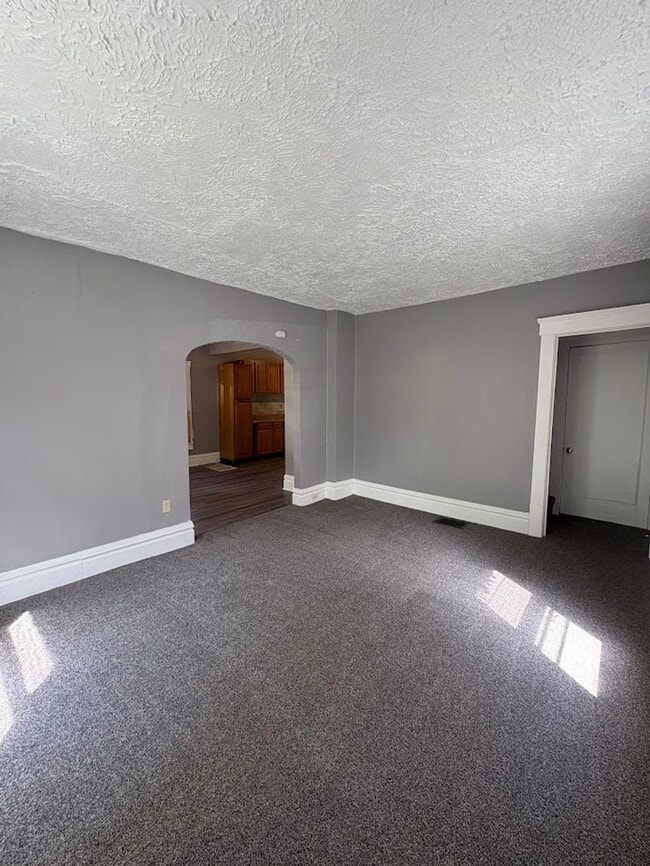 Building Photo - Three bedroom one bathroom home for rent
