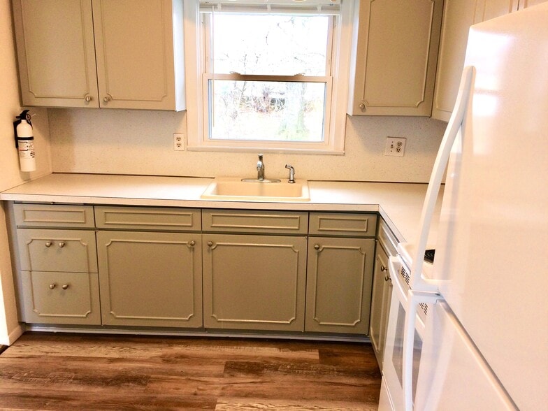 KITCHEN - 141 Dunbar Ave