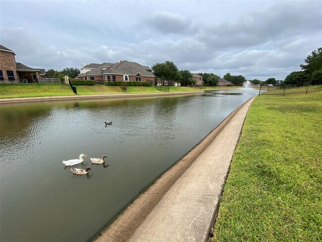 Building Photo - 10122 Meridian Lakes Dr