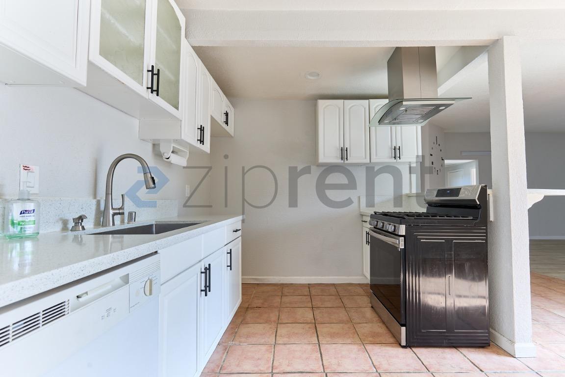 Building Photo - 915 N Holly St