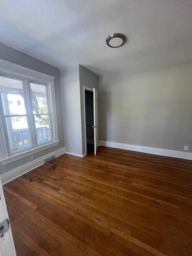 Building Photo - 256-258-258 Woodbine Ave