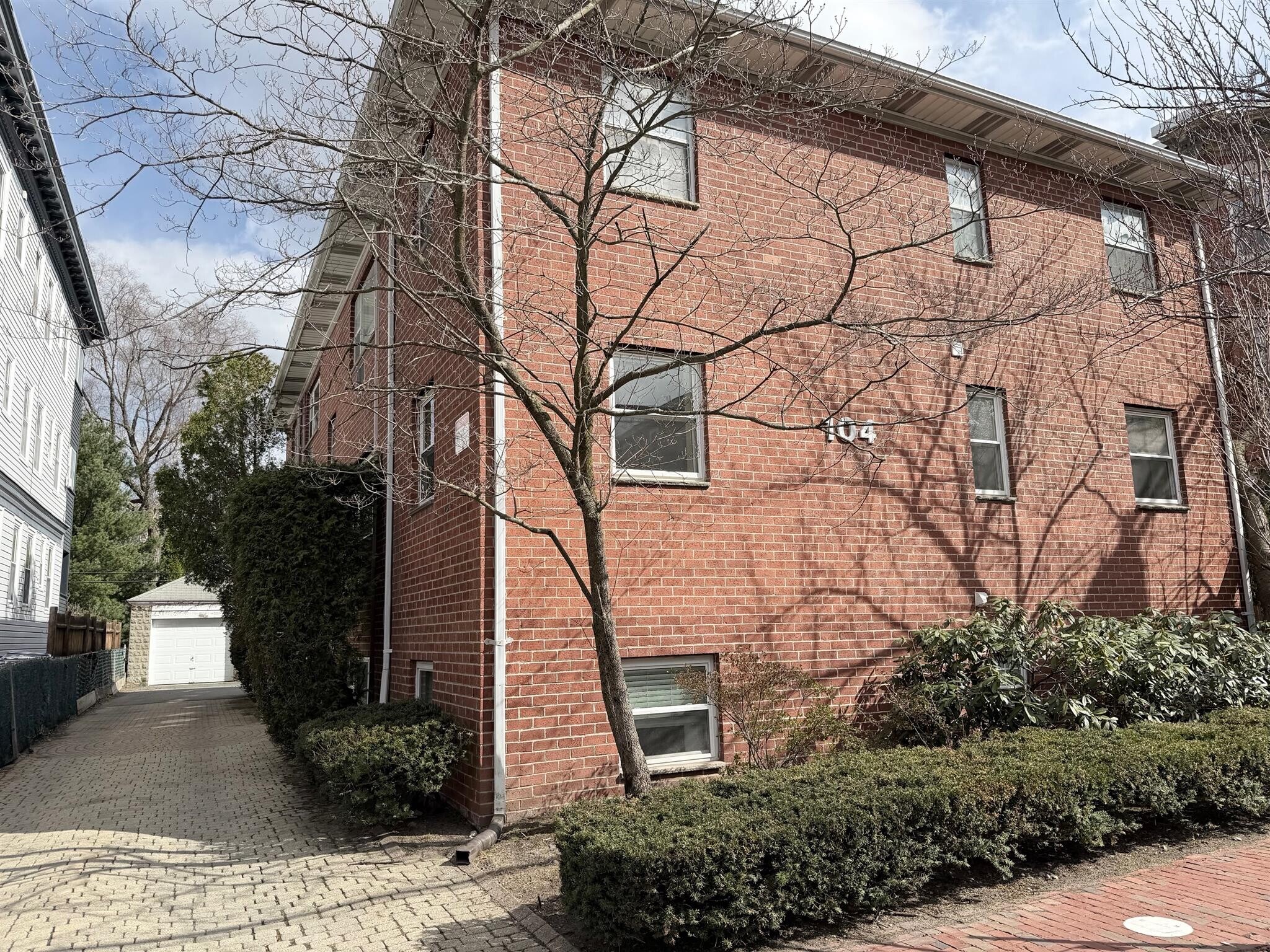 Building Photo - 108 Trowbridge St