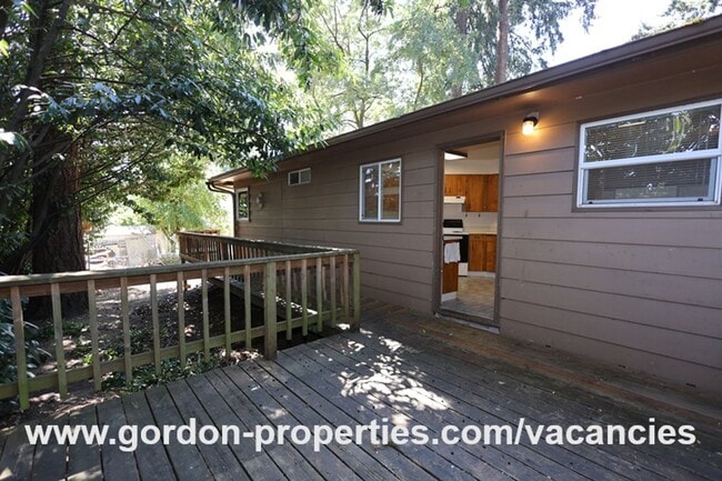 Building Photo - SE Green Vista Dr - Milwaukie 2 bedroom duplex with fireplace