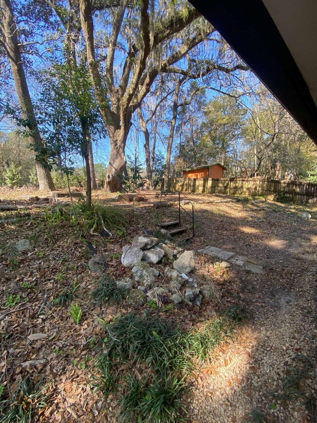 Building Photo - Gorgeous 3 Bedroom 2 Bathroom Single-Family!