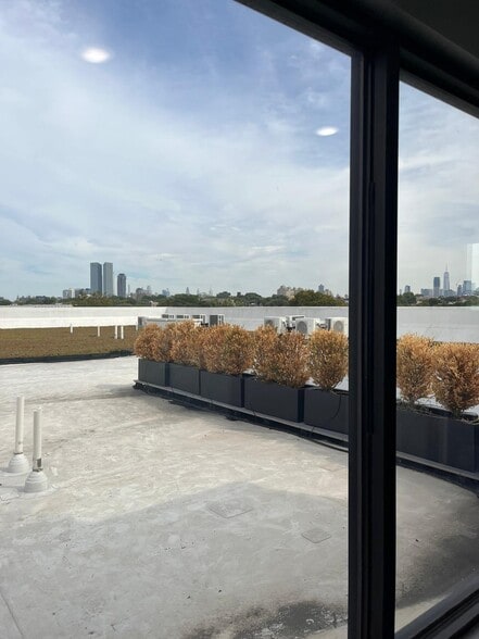 Building Photo - 130 Mallory Ave