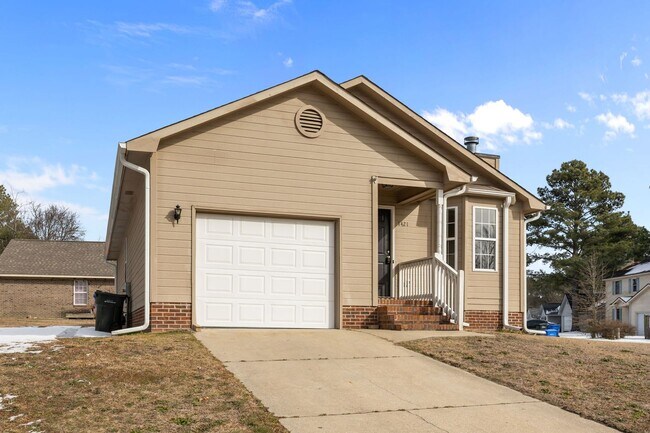 Building Photo - Updated Single Family Home in Fayetteville!