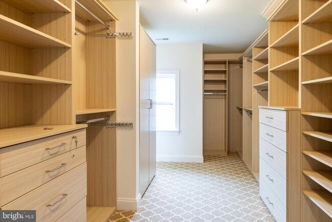 Building Photo - 6098 Creekside Dr
