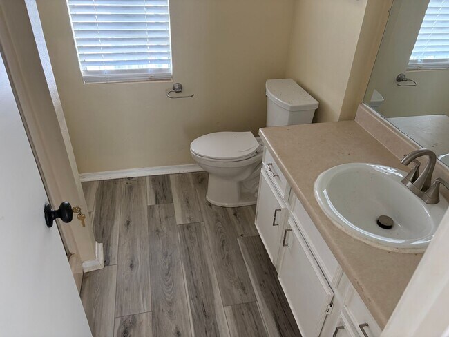 Building Photo - 310 Settlers Park Dr