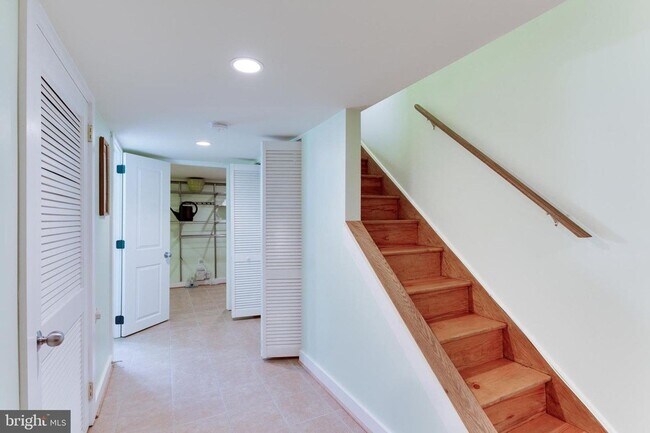Building Photo - Gorgeous Rowhome Walking Distance to Colum...