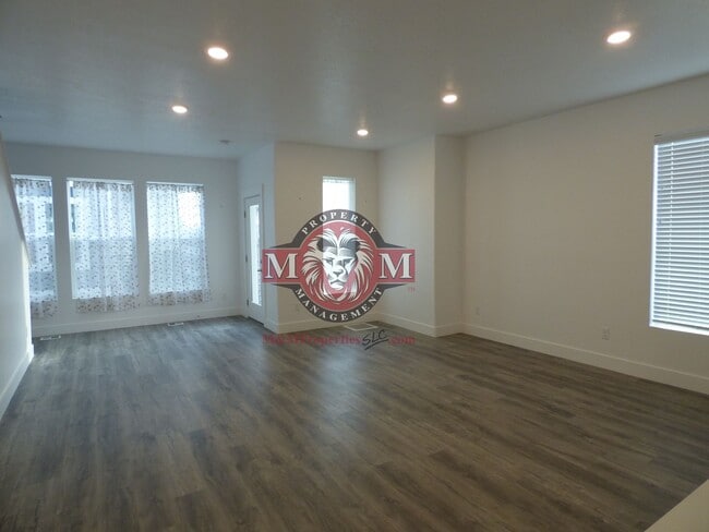 Building Photo - Great 3 Bd 2.5 Ba Townhome Rooftop Views