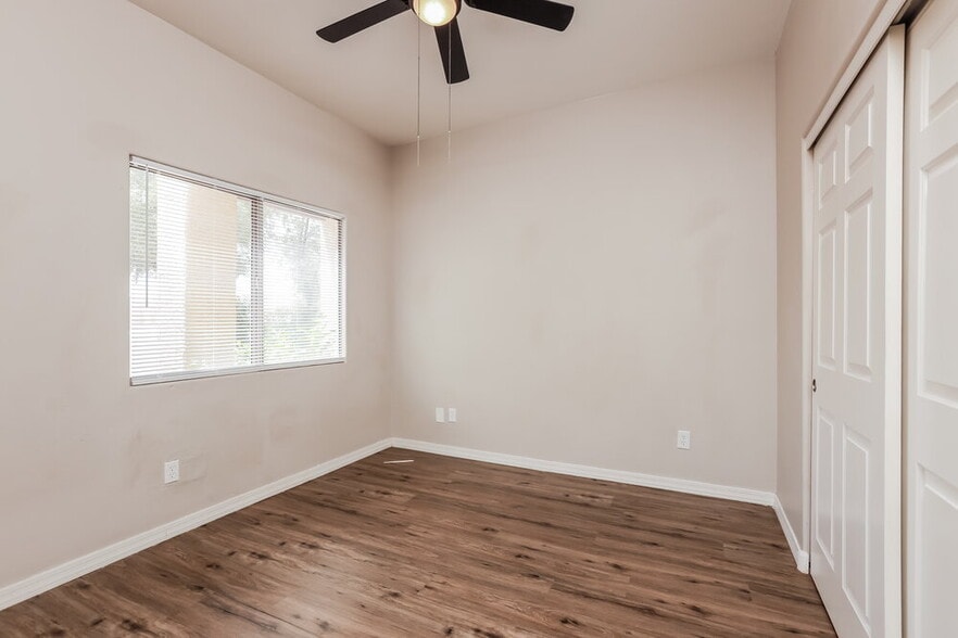 Building Photo - 1534 W Churchill Pl