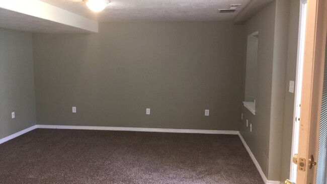 Building Photo - Spacious & Open Basement Apartment