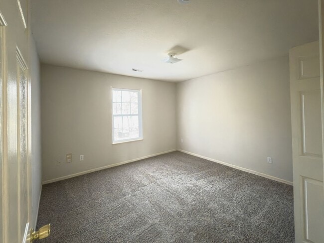 Building Photo - 2563-2563 E Morris Dr