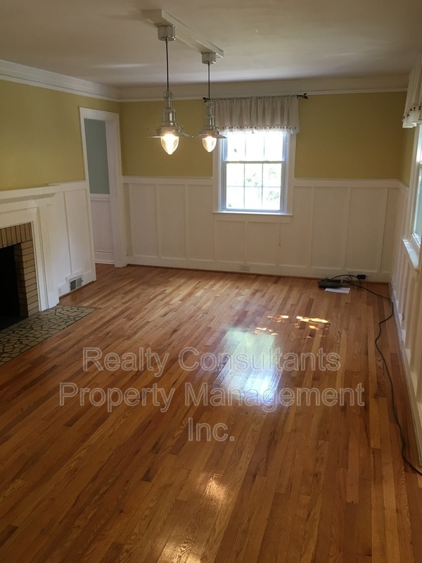 Building Photo - 2461 Lyndhurst Ave