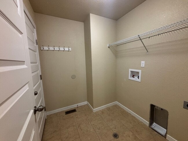 Building Photo - 5 Bedroom, 3 Bathroom Single-Family Home w...