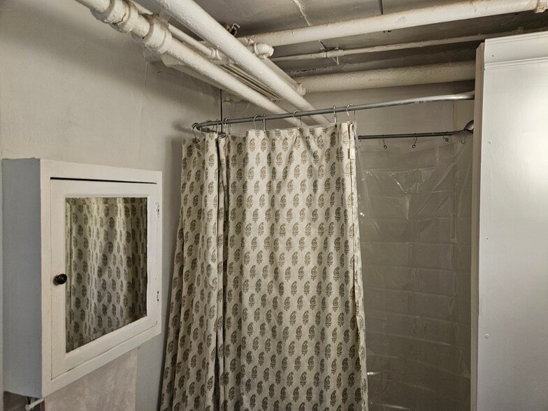 Building Photo - 2910 James Ave S