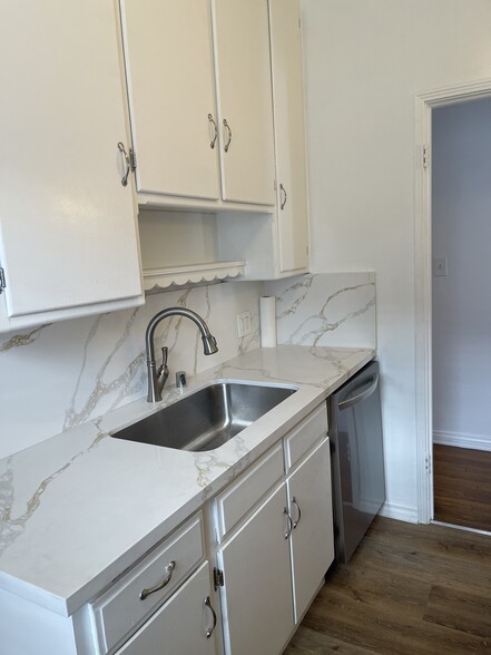 Quartz counters - 112 N Edgemont St