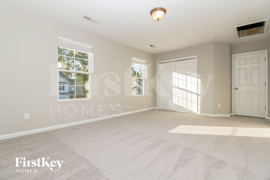 Building Photo - 426 Village Park Dr