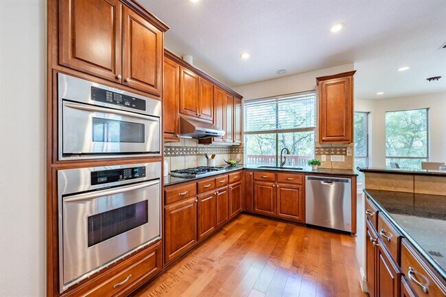 Building Photo - 7724 Yaupon Dr