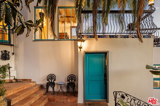 Building Photo - 2002 N Las Palmas Ave