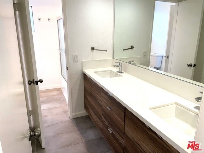 Building Photo - 1083 1/2 W Kensington Rd