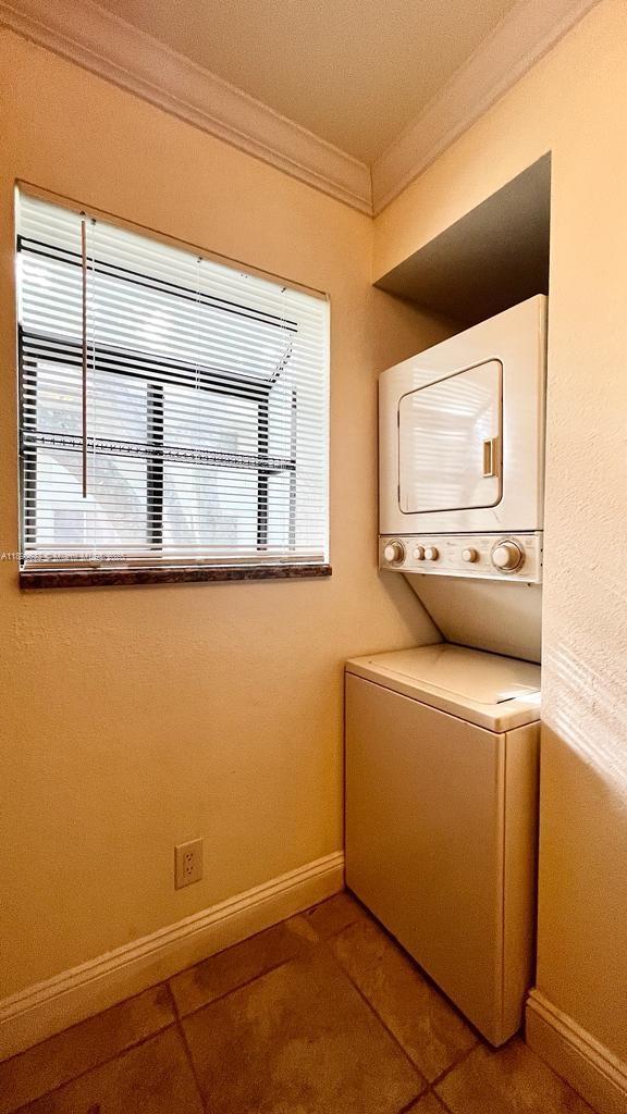 Building Photo - 303 Gardens Dr