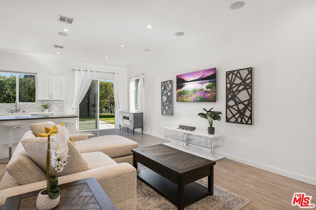 Building Photo - 5202 Topeka Dr