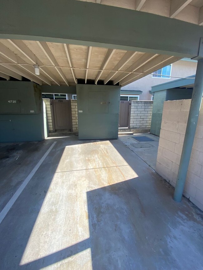 Building Photo - Two Bedroom Huntington Beach Townhouse w/ ...