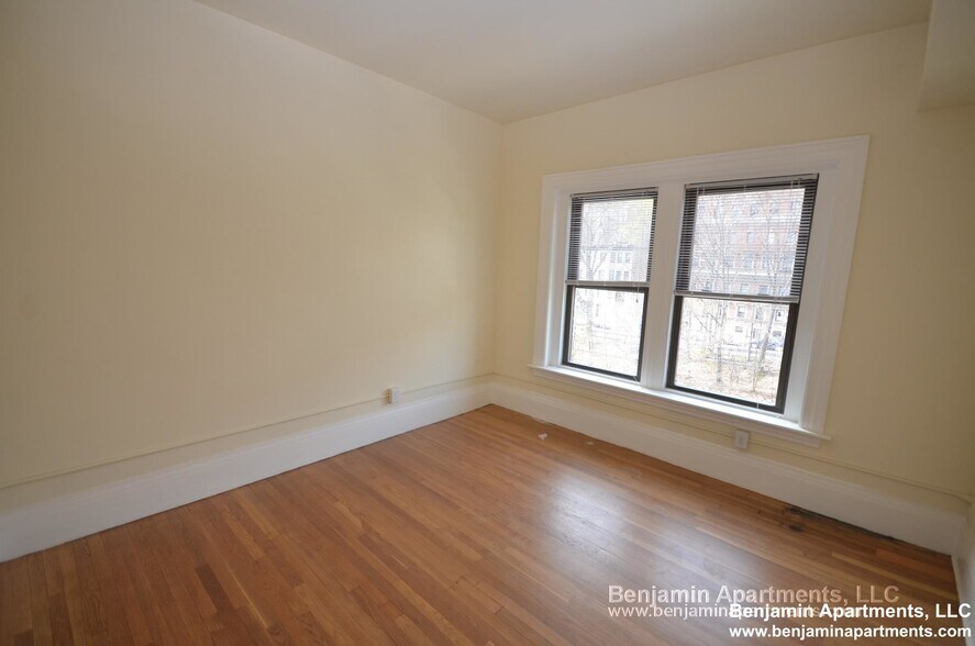 Building Photo - 1493 Beacon St