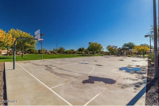 Building Photo - 2823 E Questa Dr