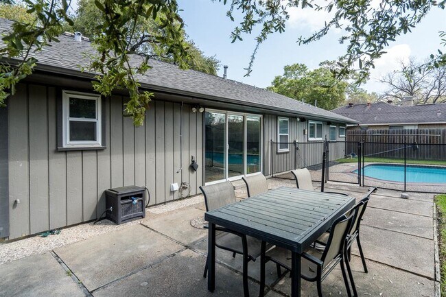 Building Photo - 9127 Highcrest Dr