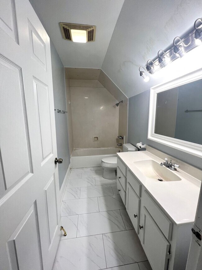 Building Photo - Spacious 2BD/2.5 BATHS! Across from Langen...