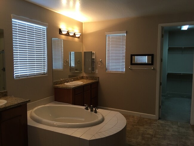 Building Photo - Chandler 5 Bed, 3 Bath + Bonus Room Office/Den