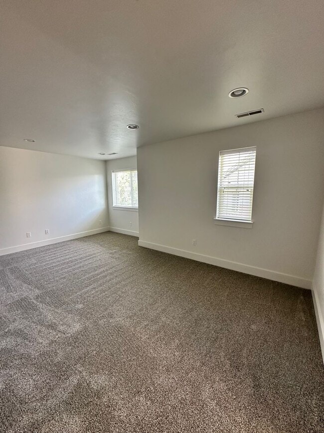 Building Photo - Beautiful 4 bedroom townhome