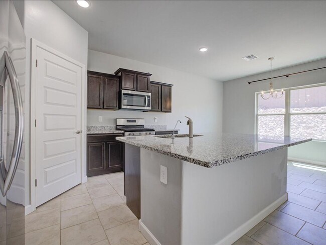 Building Photo - Corona de Tucson 4 Bedroom 2 Bathroom