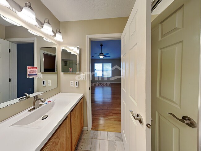 Building Photo - 12124 Laurelwood Dr