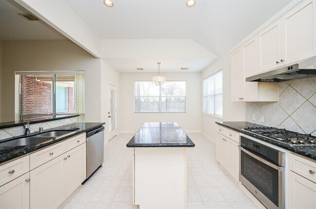 Building Photo - 18018 Somerset Knolls Ct