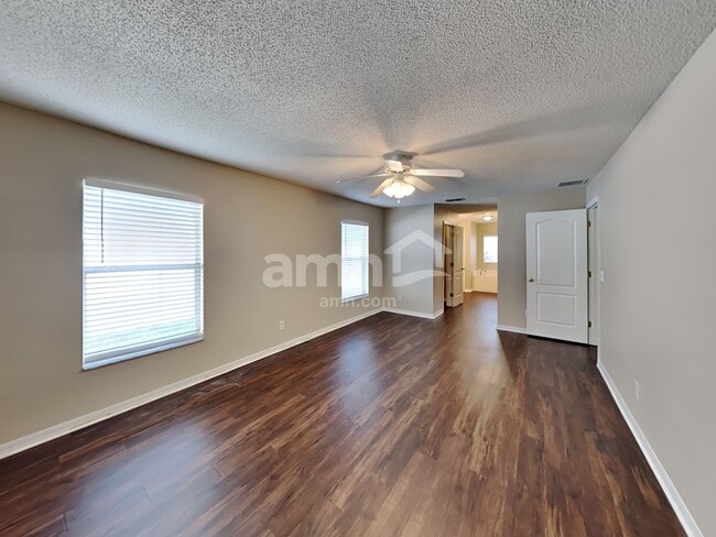 Building Photo - 1913 Southern Oak Loop