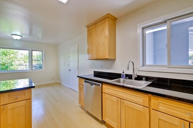 Building Photo - Beautiful Birdland Home on Quiet Cul-de-Sa...