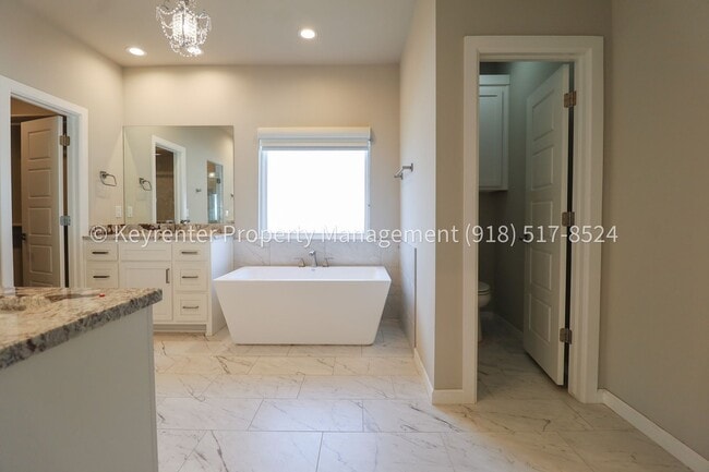 Building Photo - COMING SOON! Marvelous and Modern 3 Bed/ 3.5 Bath Home in South Broken Arrow!