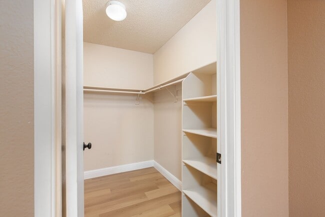 Building Photo - Remodeled 2nd floor unit in gated NW community