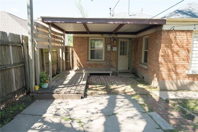 Building Photo - Home in Crestwood + Near Plaza + 3 bedrooms + 2 bathrooms