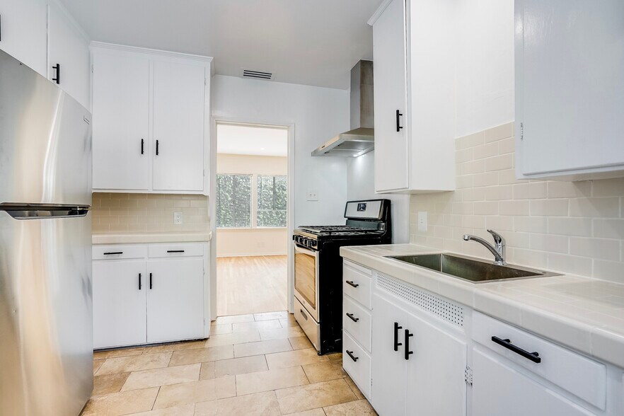 cabinets - 4244 Tujunga Ave