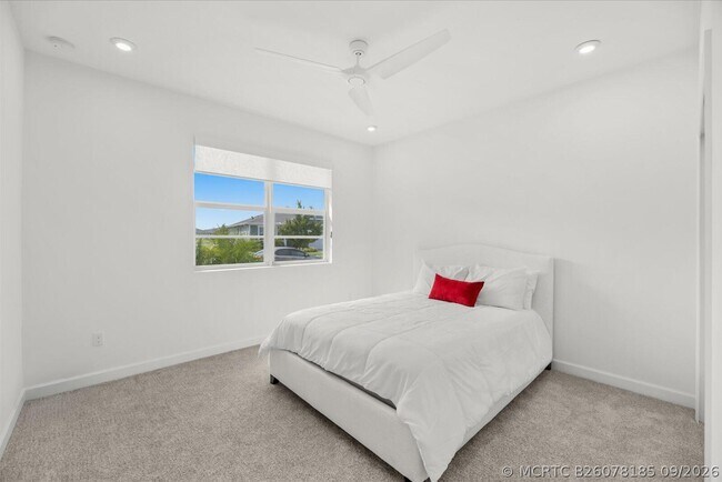 Building Photo - 10550 SW Orana Dr
