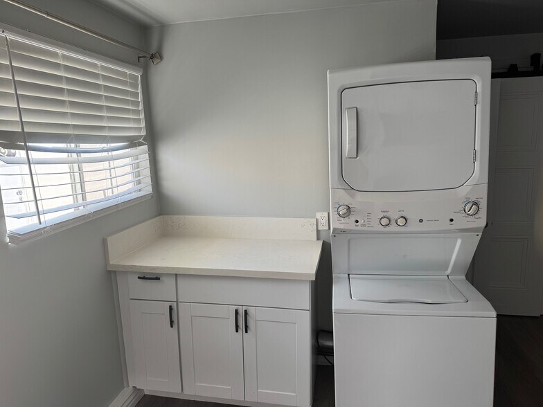 Washer/Dryer - 15614 S Denver Ave