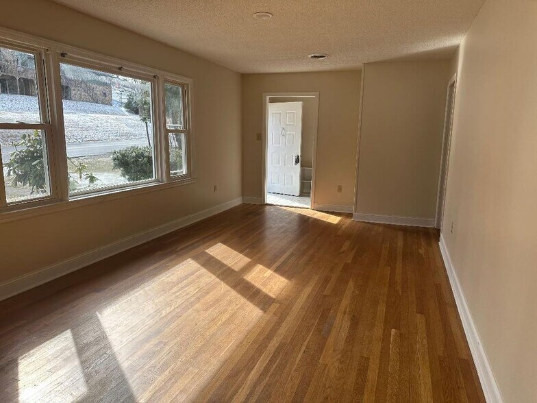 Building Photo - 970 Long Cres Dr