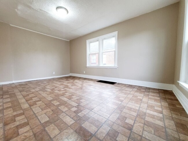 Building Photo - 3 Bedroom 2 Bath Home in Gary