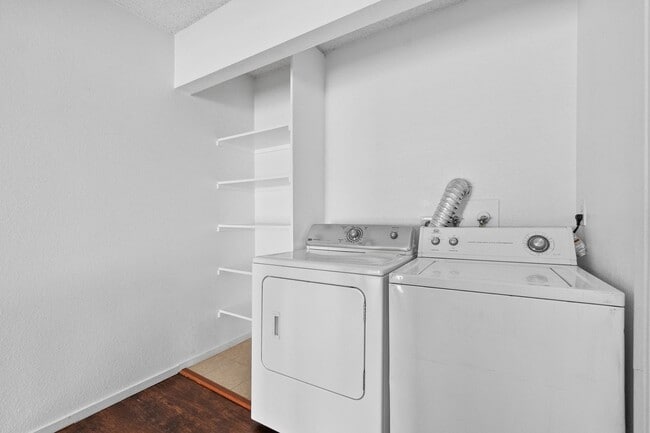 Building Photo - 1 Bedroom Townhouse With Hardwood Flooring...