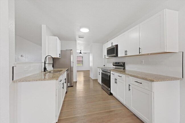 Building Photo - 702 Lowe Dr